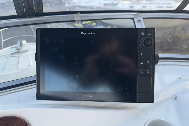 Done Building Yacht Photos Pics Raymarine navigation system on 2008 Meridian 459 Motoryacht dashboard.