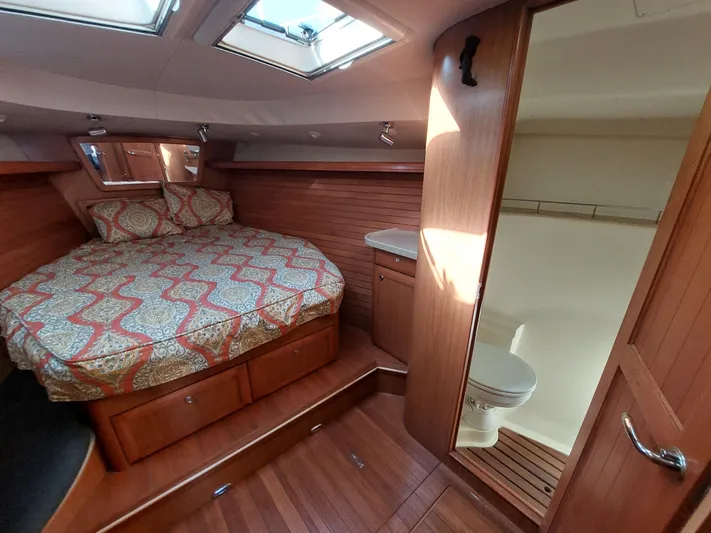 "heron" Yacht Photos Pics 2009 Hunter 49 yacht interior with cozy bed and compact bathroom.