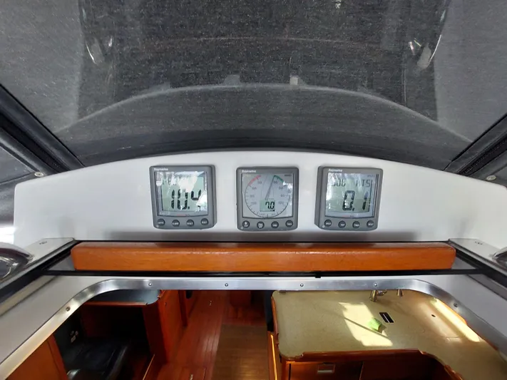 "heron" Yacht Photos Pics Hunter 49 yacht cockpit instruments, 2009 model, displaying navigation data.