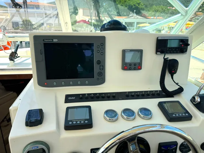  Yacht Photos Pics OLTREMARE Carolina Classic 32