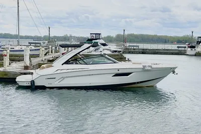Cruisers Sport Series 328 Bow Rider