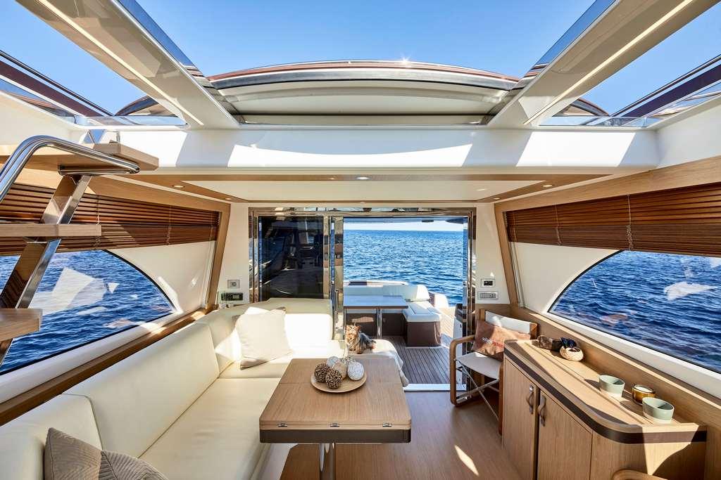 solaris yacht a motore