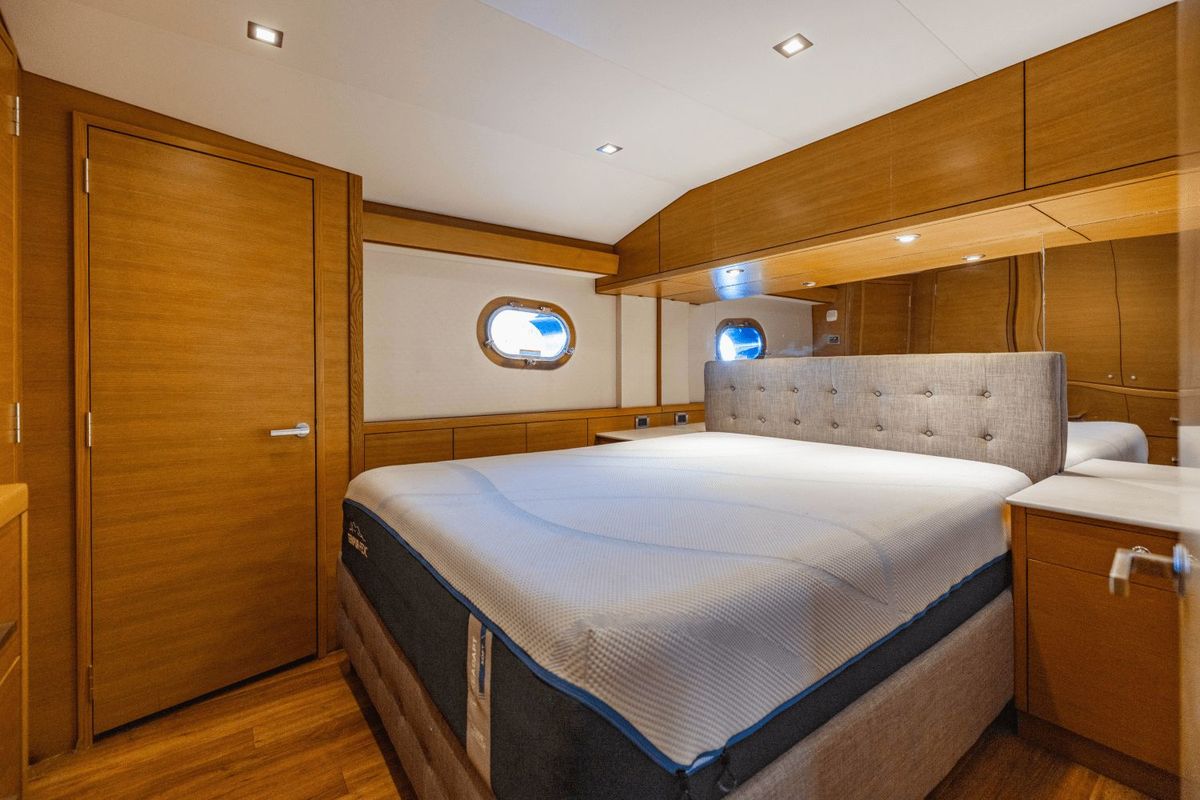 2015 Hatteras 63 