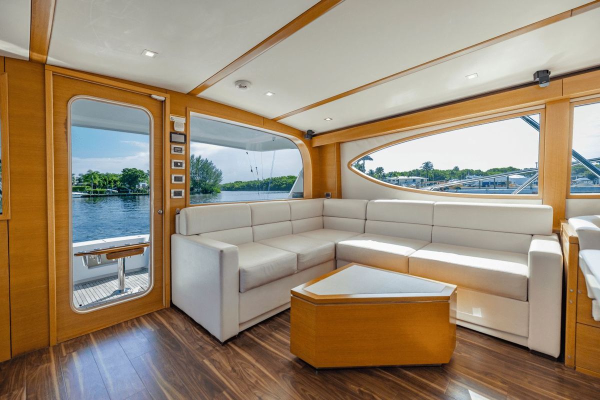 2015 Hatteras 63 