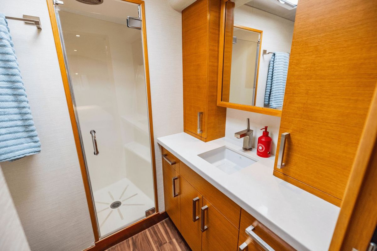 2015 Hatteras 63 