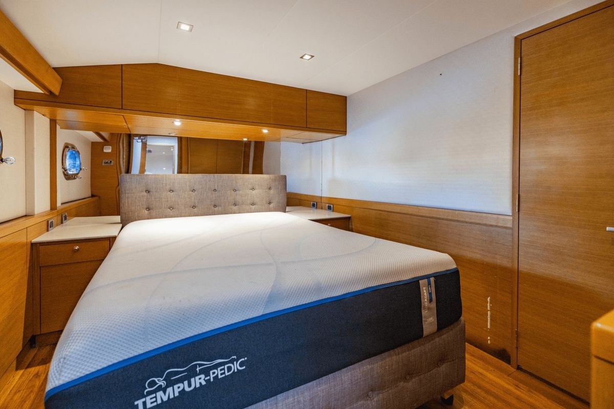 2015 Hatteras 63 