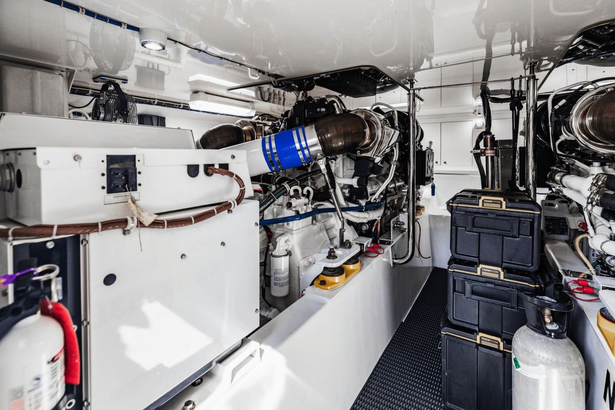 2015 Hatteras 63 