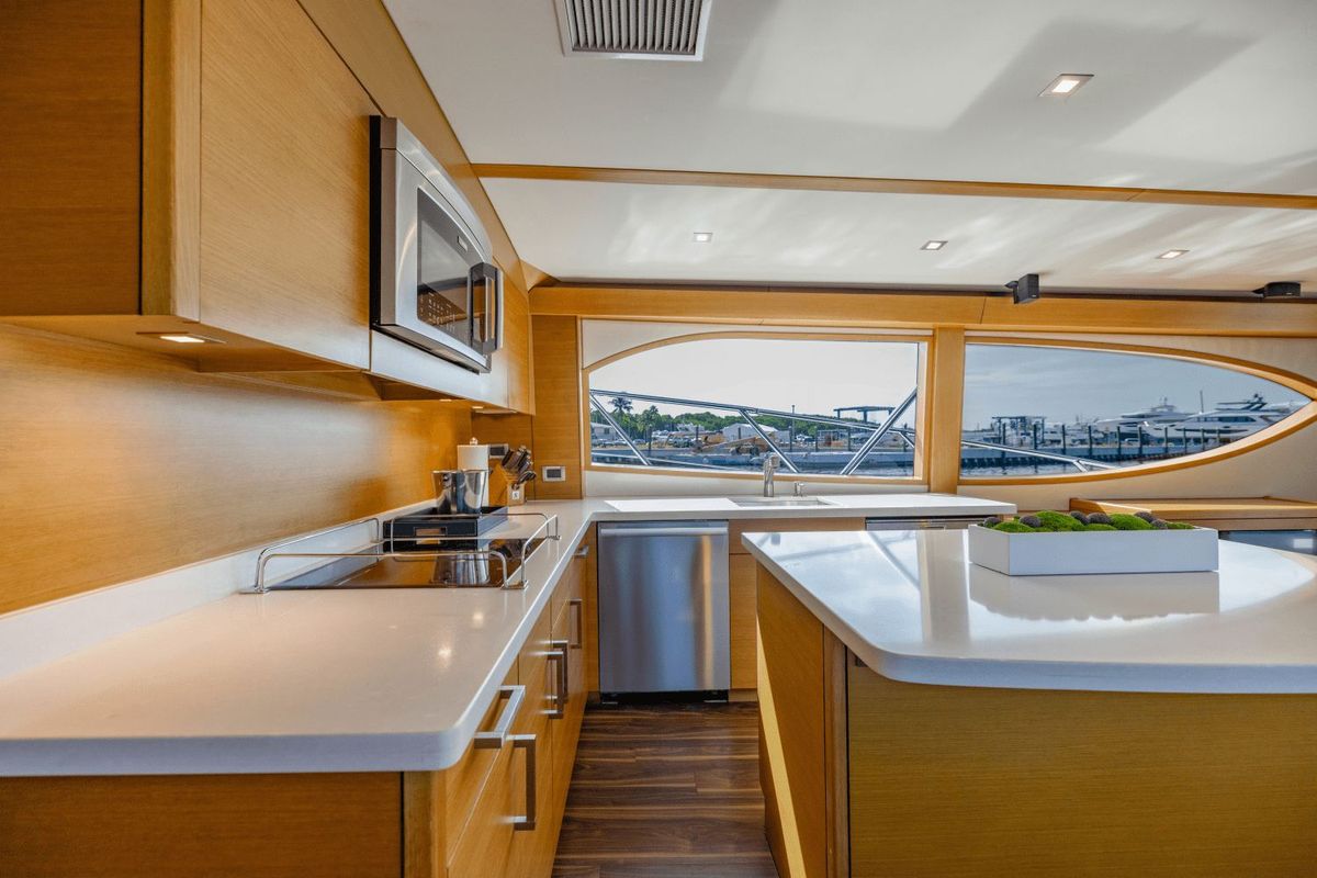 2015 Hatteras 63 