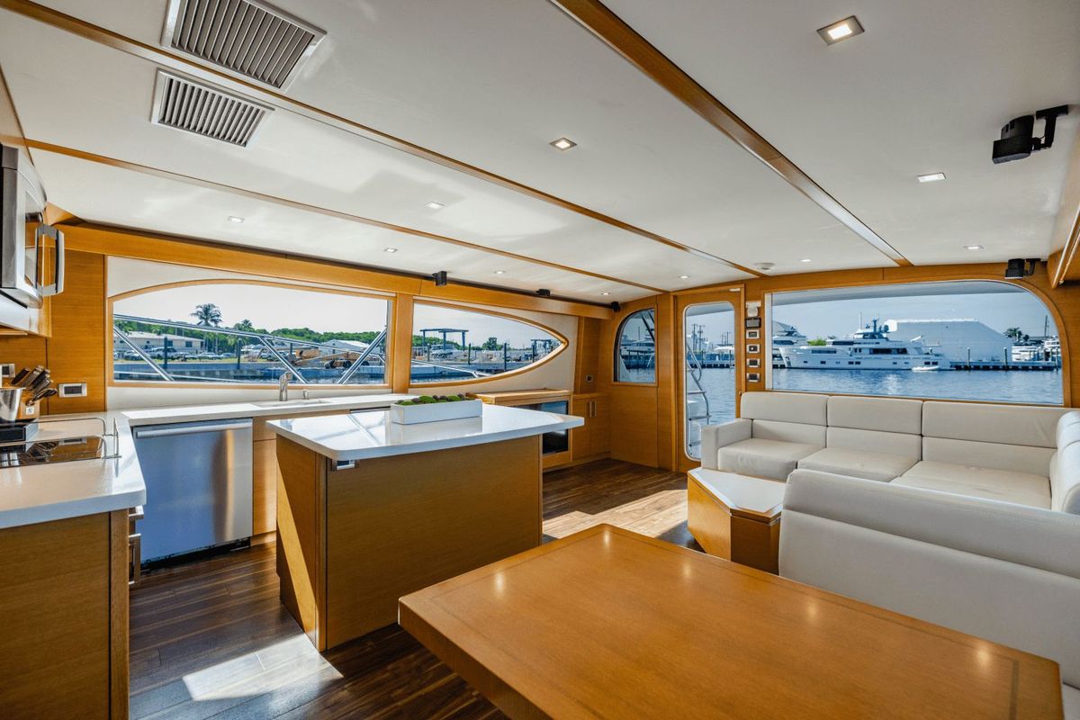 2015 Hatteras 63 