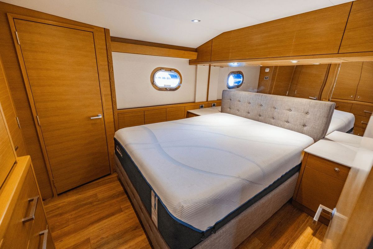 2015 Hatteras 63 