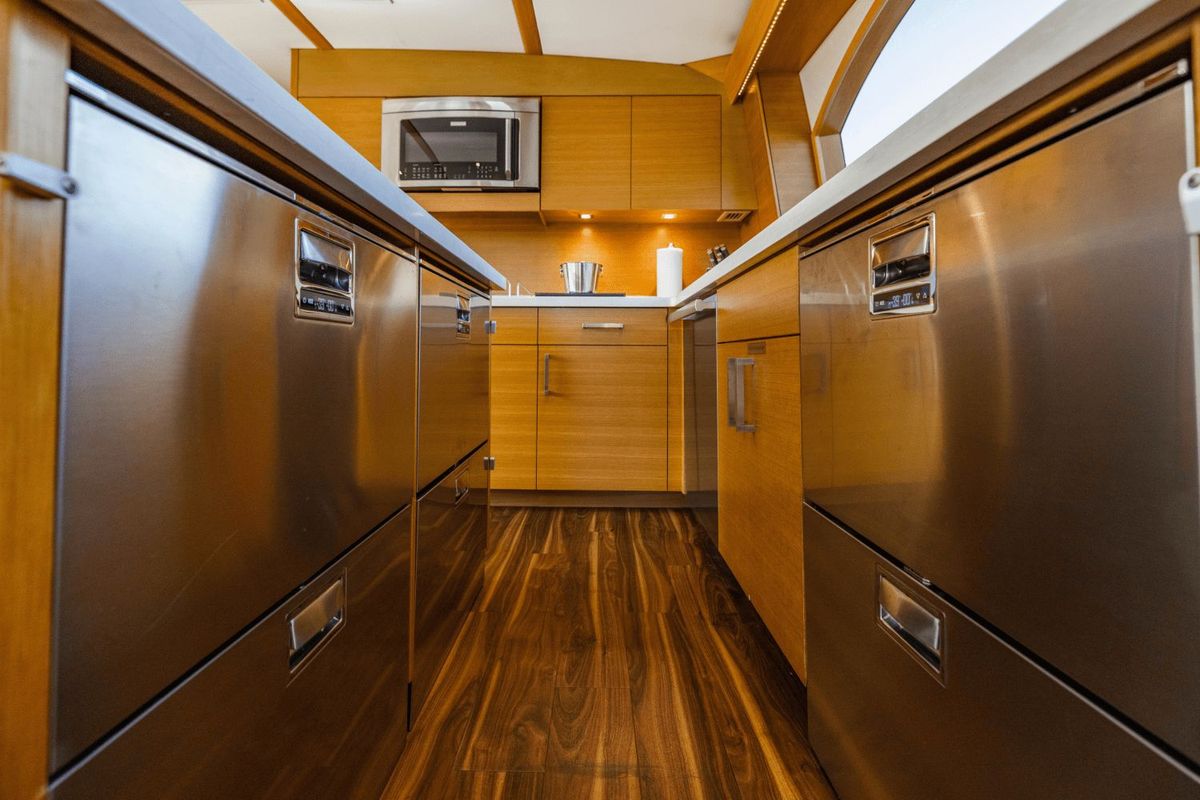2015 Hatteras 63 