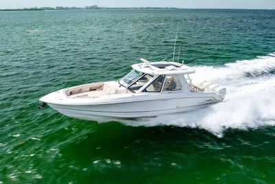 Boston Whaler 380 Realm
