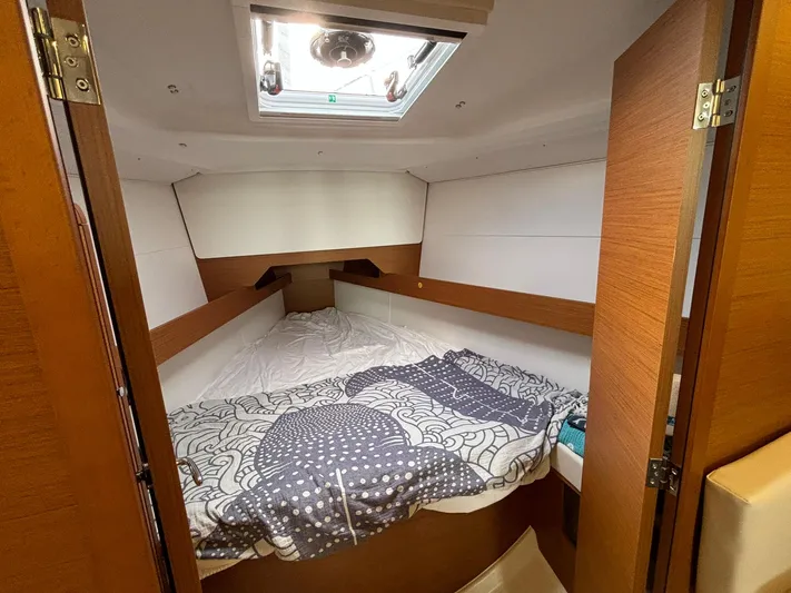 Yahtzee Yacht Photos Pics Fwd cabin