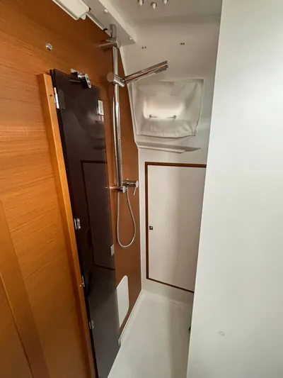 Yahtzee Yacht Photos Pics Full shower