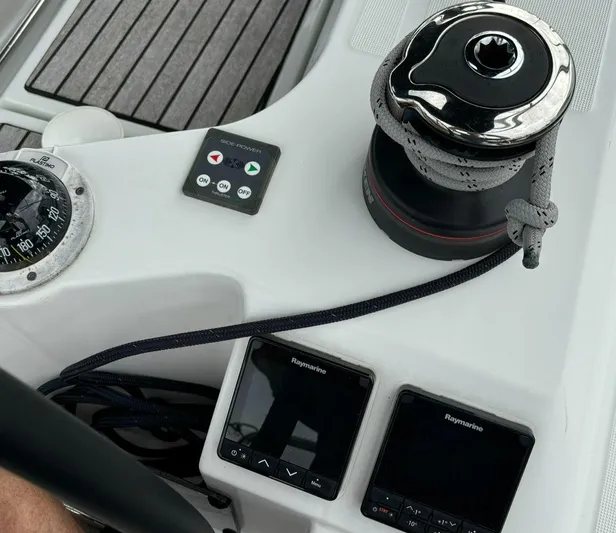 Yahtzee Yacht Photos Pics Stbd helm/Electronics/Bow thruster