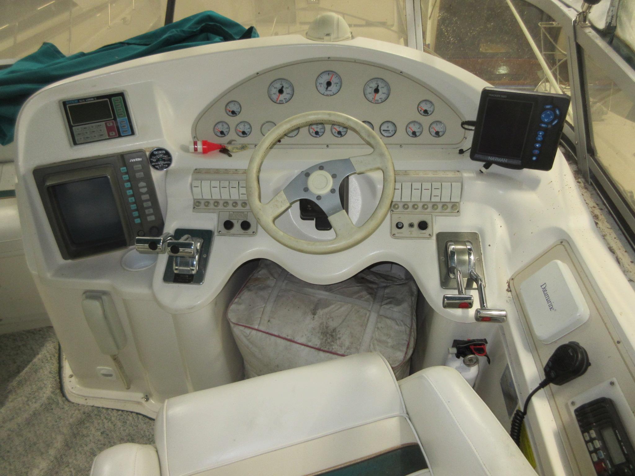 1995 Cruisers Yachts 3650 Aft Cabin