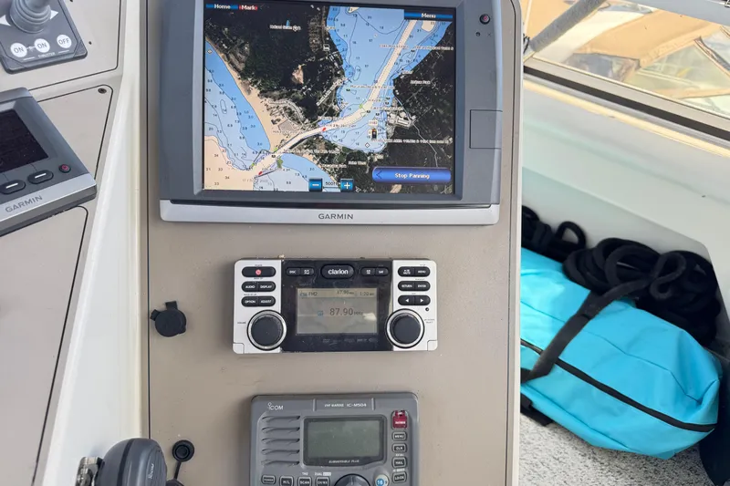  Yacht Photos Pics Navigation equipment on 1997 Carver 445 Aft Cabin Motor Yacht dashboard.