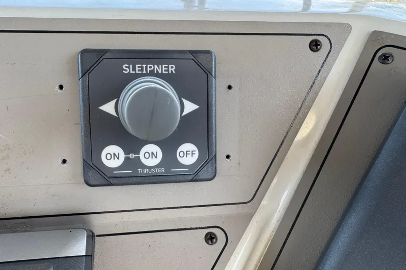  Yacht Photos Pics Sleipner thruster control panel on 1997 Carver 445 Aft Cabin Motor Yacht.