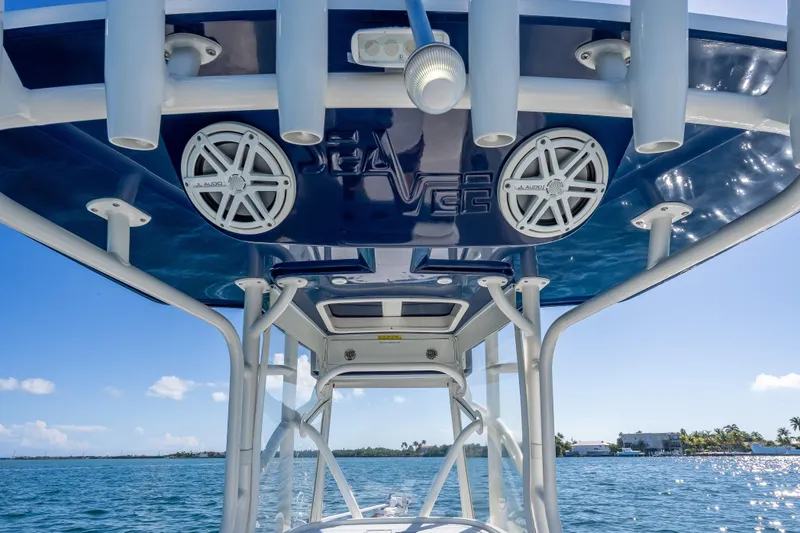  Yacht Photos Pics 2017 SeaVee 270Z boat with JL Audio speakers and rod holders, ocean view.