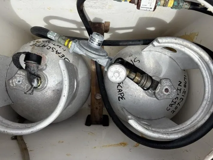 Seacape Yacht Photos Pics Two connected propane tanks in a Hylas 46 yacht, 1996 model.