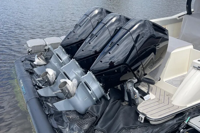 Maryanray Yacht Photos Pics Triple Mercury V10 400 HP Outboards - 52 hours