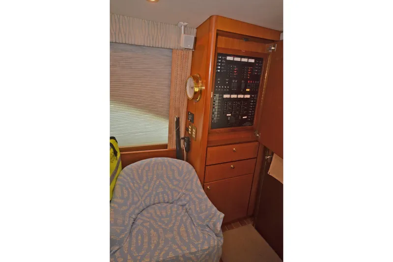 Gold Coast Yacht Photos Pics AC/DC panel and barrel chair