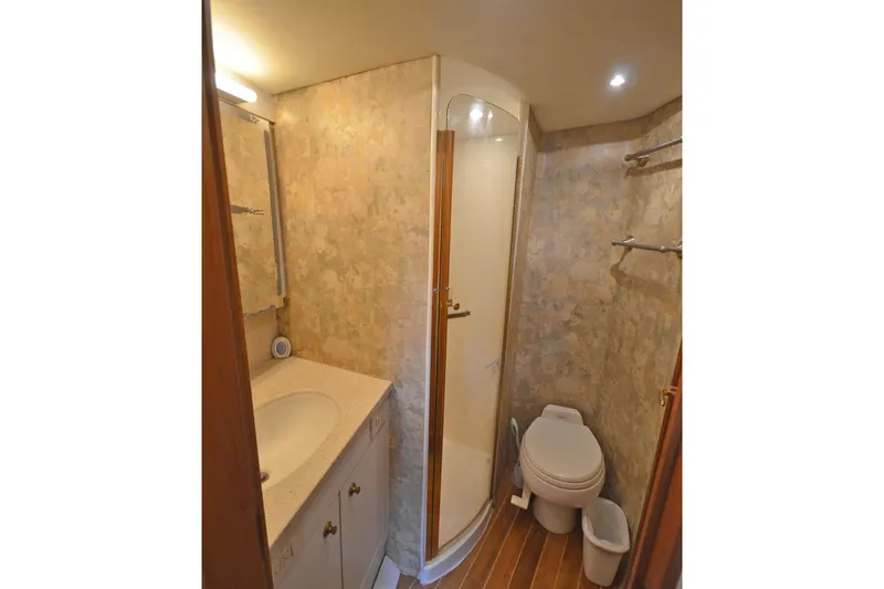 Gold Coast Yacht Photos Pics Guest head