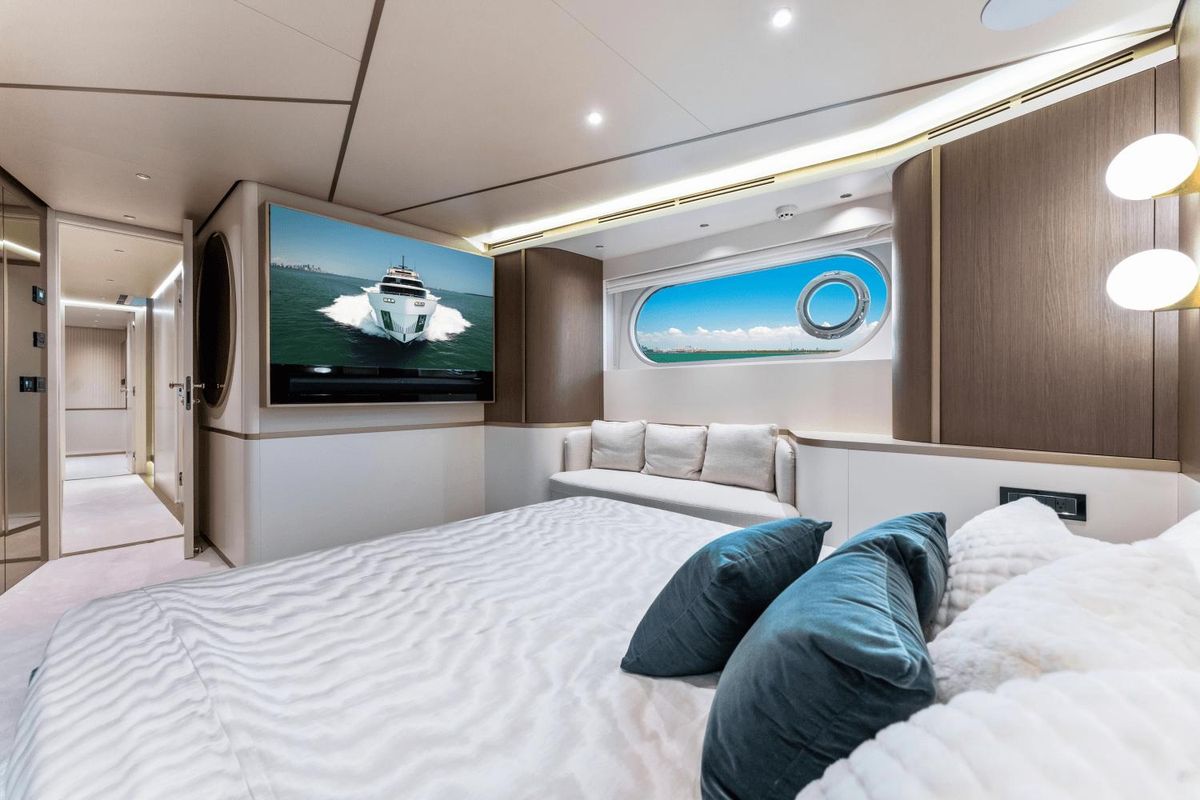 2023 Azimut 82 
