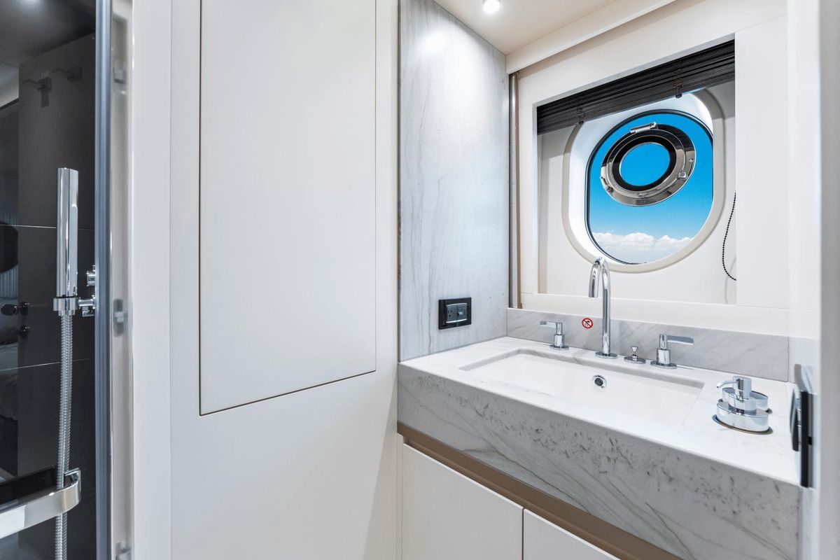 2023 Azimut 82 