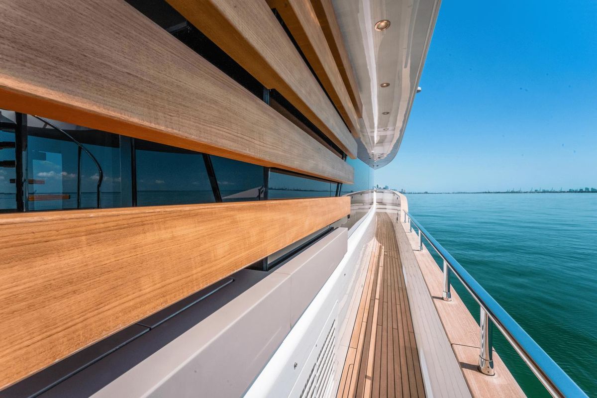 2023 Azimut 82 