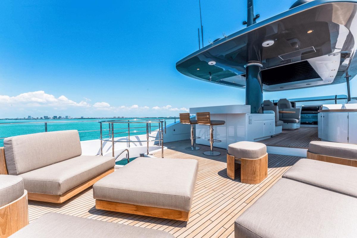 2023 Azimut 82 