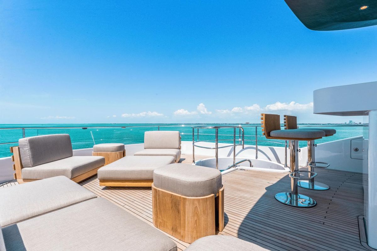 2023 Azimut 82 