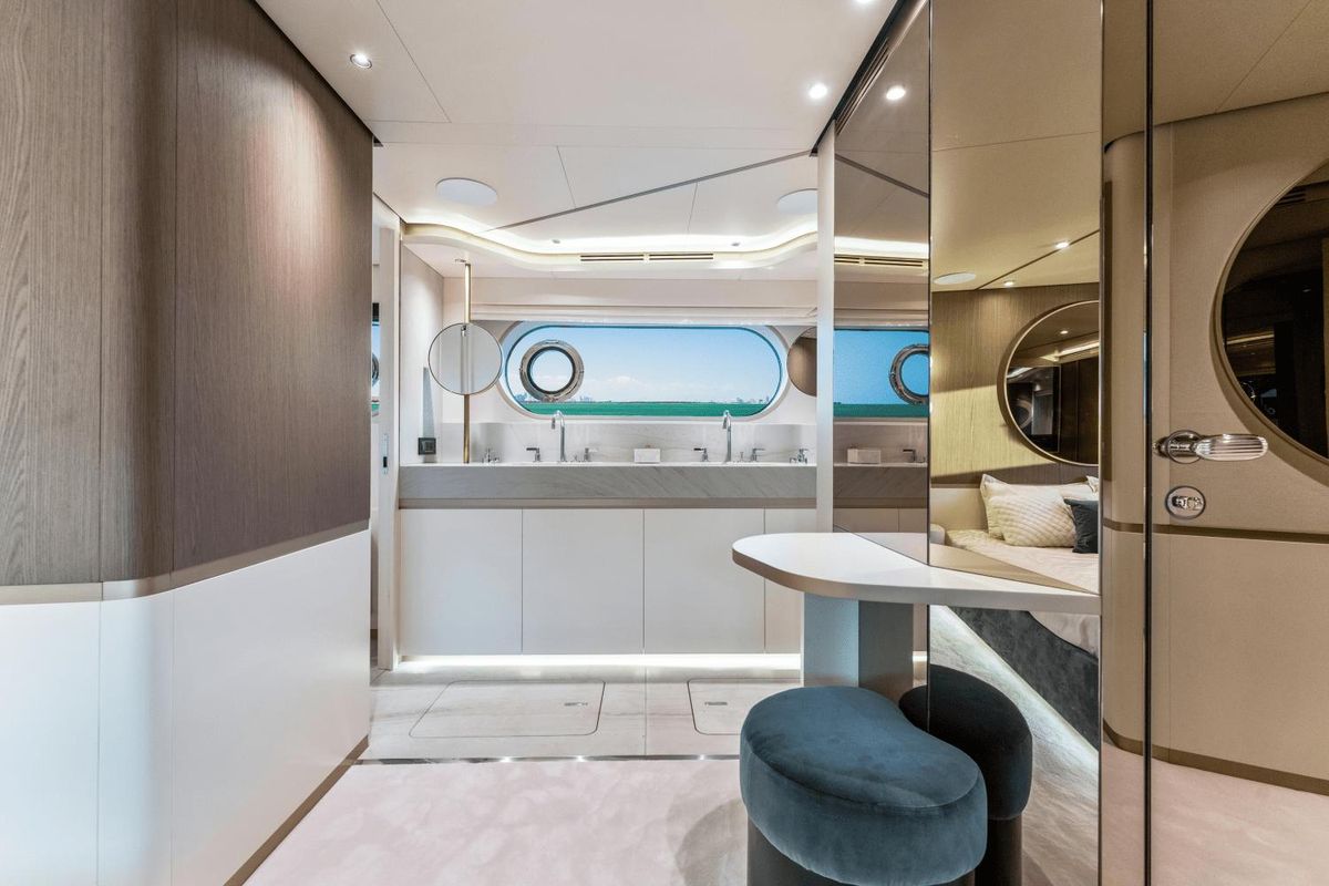2023 Azimut 82 