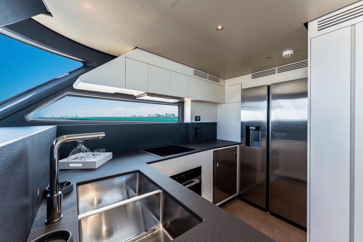 2023 Azimut 82 