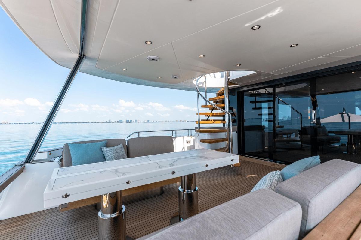 2023 Azimut 82 