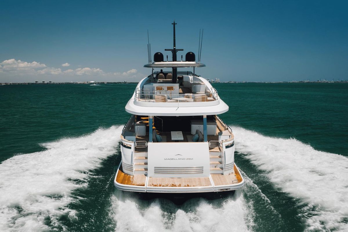 2023 Azimut 82 