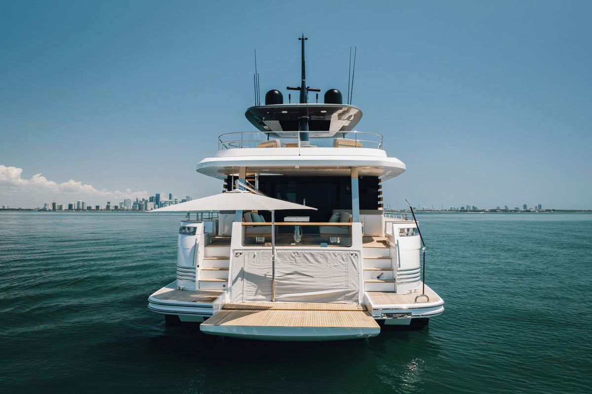2023 Azimut 82 