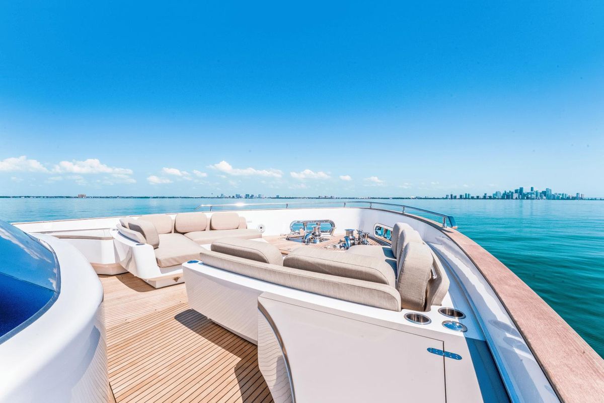 2023 Azimut 82 