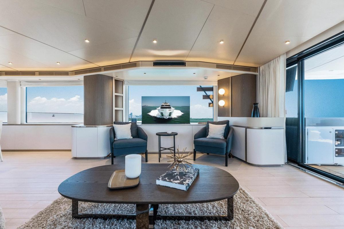2023 Azimut 82 