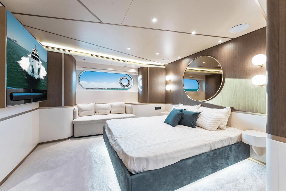 2023 Azimut 82 