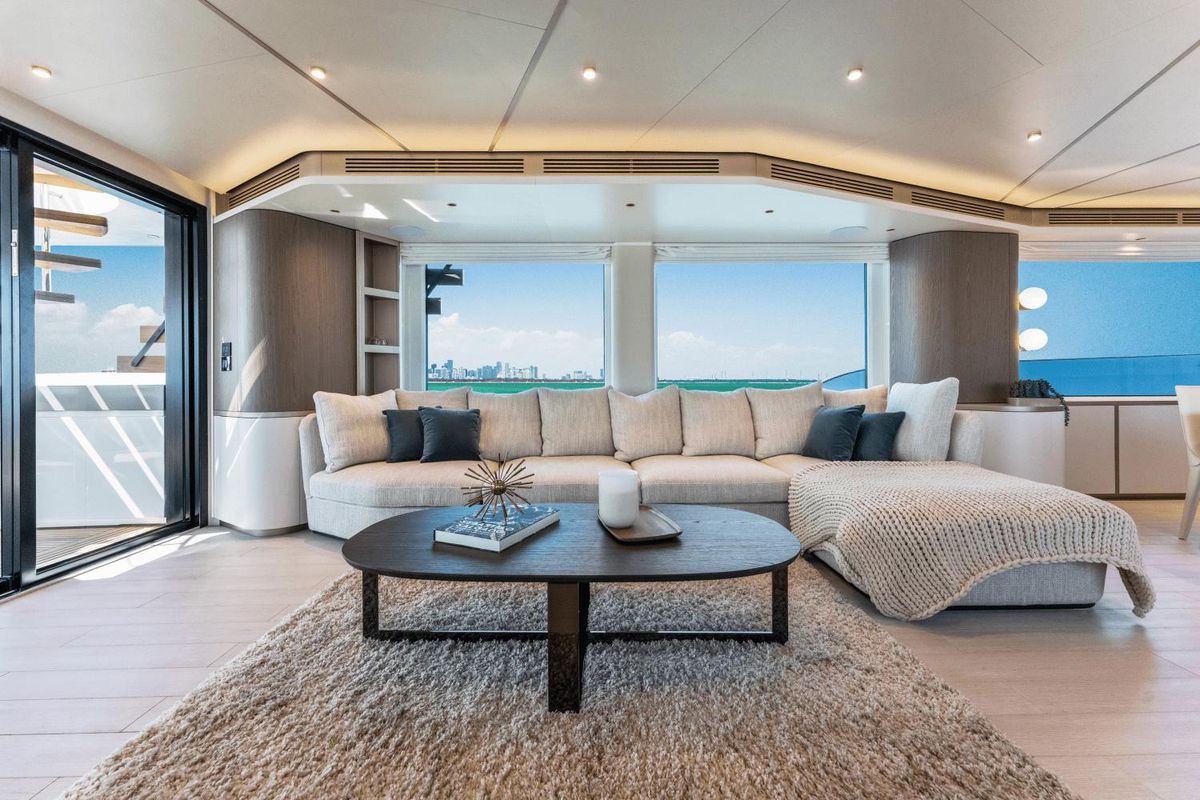 2023 Azimut 82 