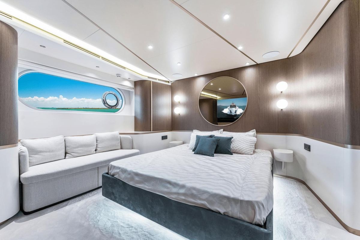 2023 Azimut 82 