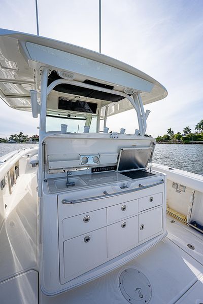 2016 Boston Whaler 350 Outrage