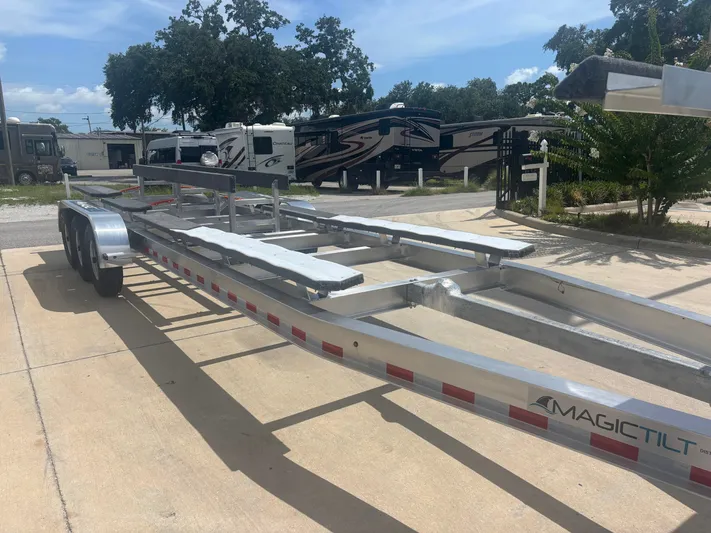  Yacht Photos Pics 2025 INVINCIBLE 33 CAT - Image 39