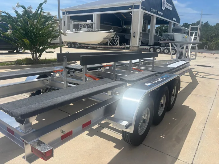  Yacht Photos Pics 2025 INVINCIBLE 33 CAT - Image 38