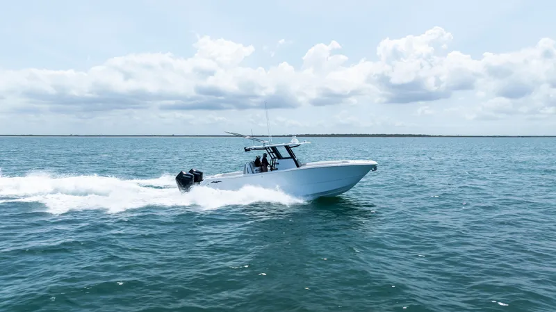  Yacht Photos Pics 2025 INVINCIBLE 33 CAT - Image 10