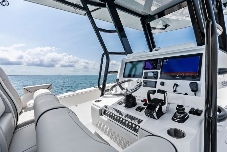  Yacht Photos Pics 2025 INVINCIBLE 33 CAT - Image 27