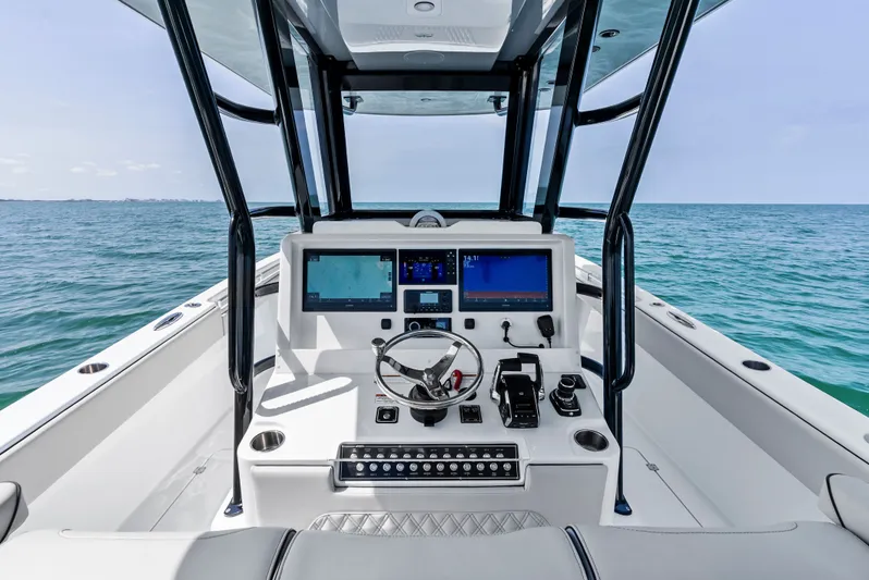  Yacht Photos Pics 2025 INVINCIBLE 33 CAT - Image 25