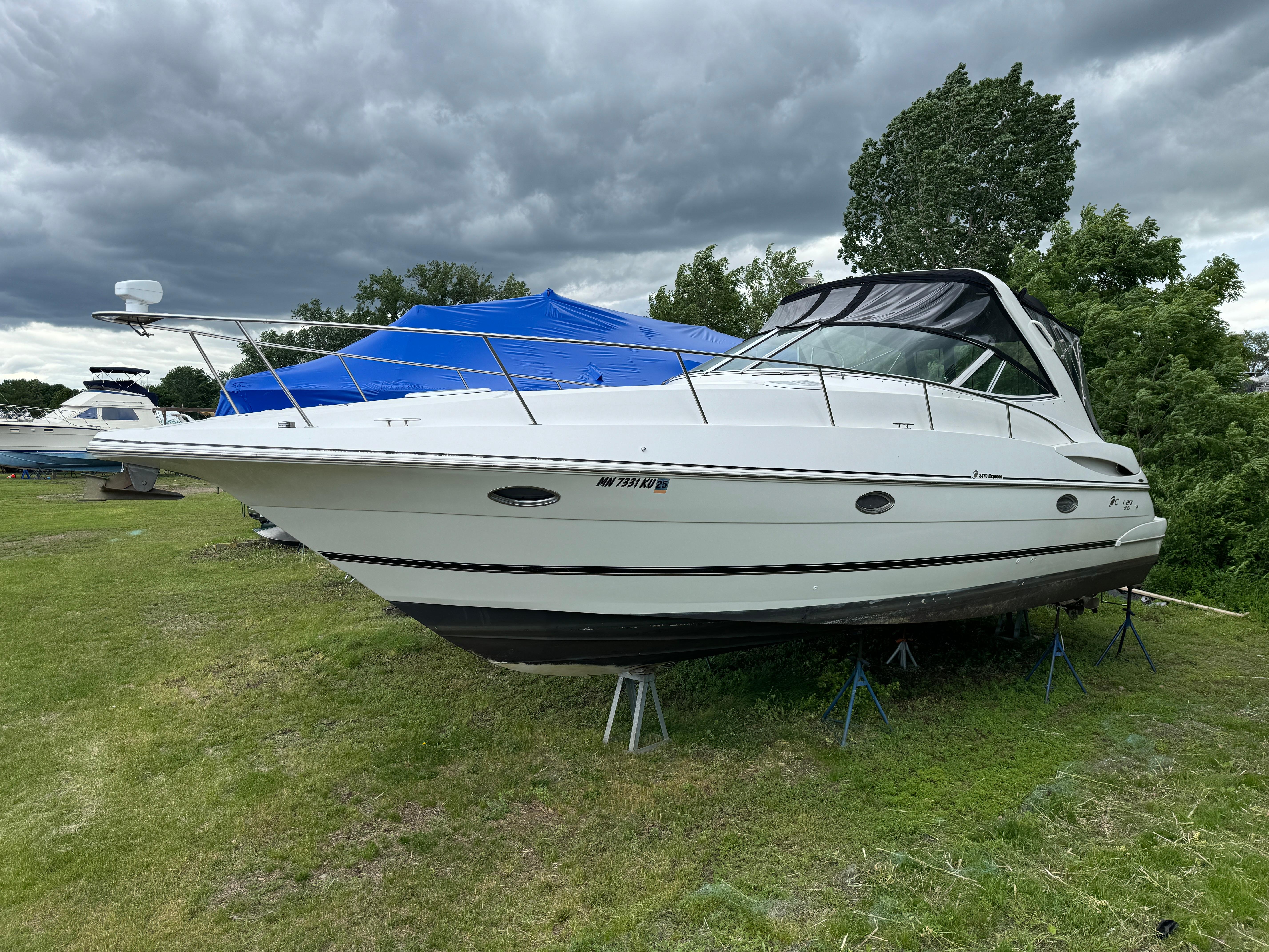 2001-cruisers-yachts-4270-