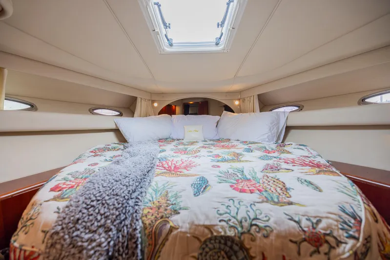 Paulay D Yacht Photos Pics Luxurious cabin interior of 2005 Sea Ray 600 Sun Sport yacht.